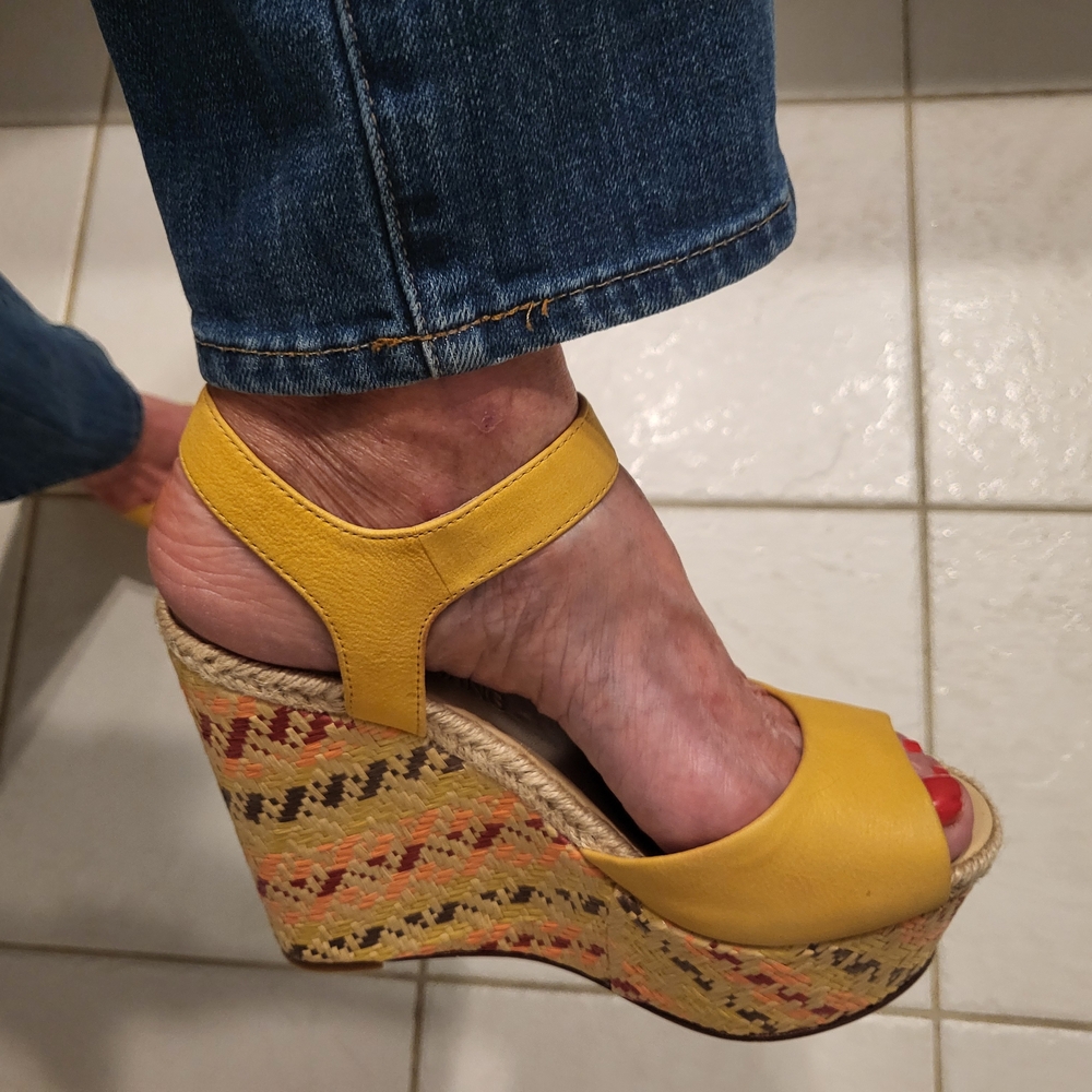 Vera Wang Yellow Wedge Heels. Comfortsble.  Buyer Pays SHIPPING